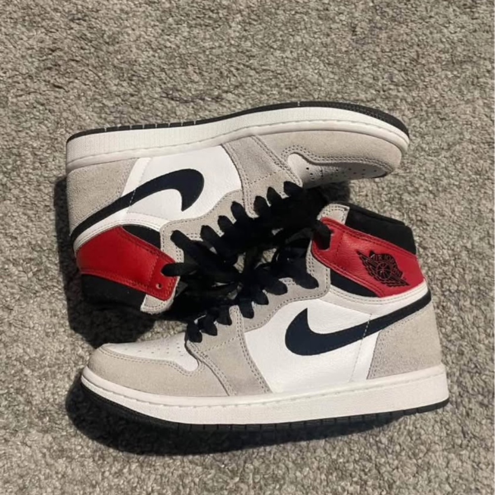 Air Jordan 1 Retro “Light Smoke Grey” - Picture 1 of 6